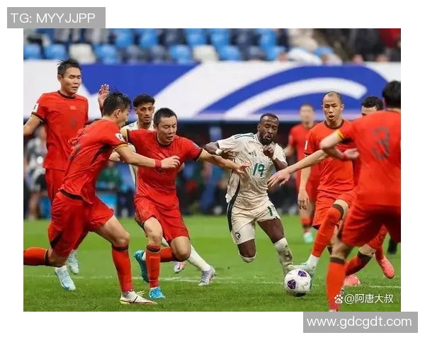 两大足球球星赛场外互动暧昧引发球迷热议与媒体持续关注