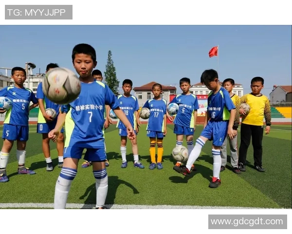 昂仁县中学足球队球星带领球队勇闯赛场展现非凡实力与青春风采